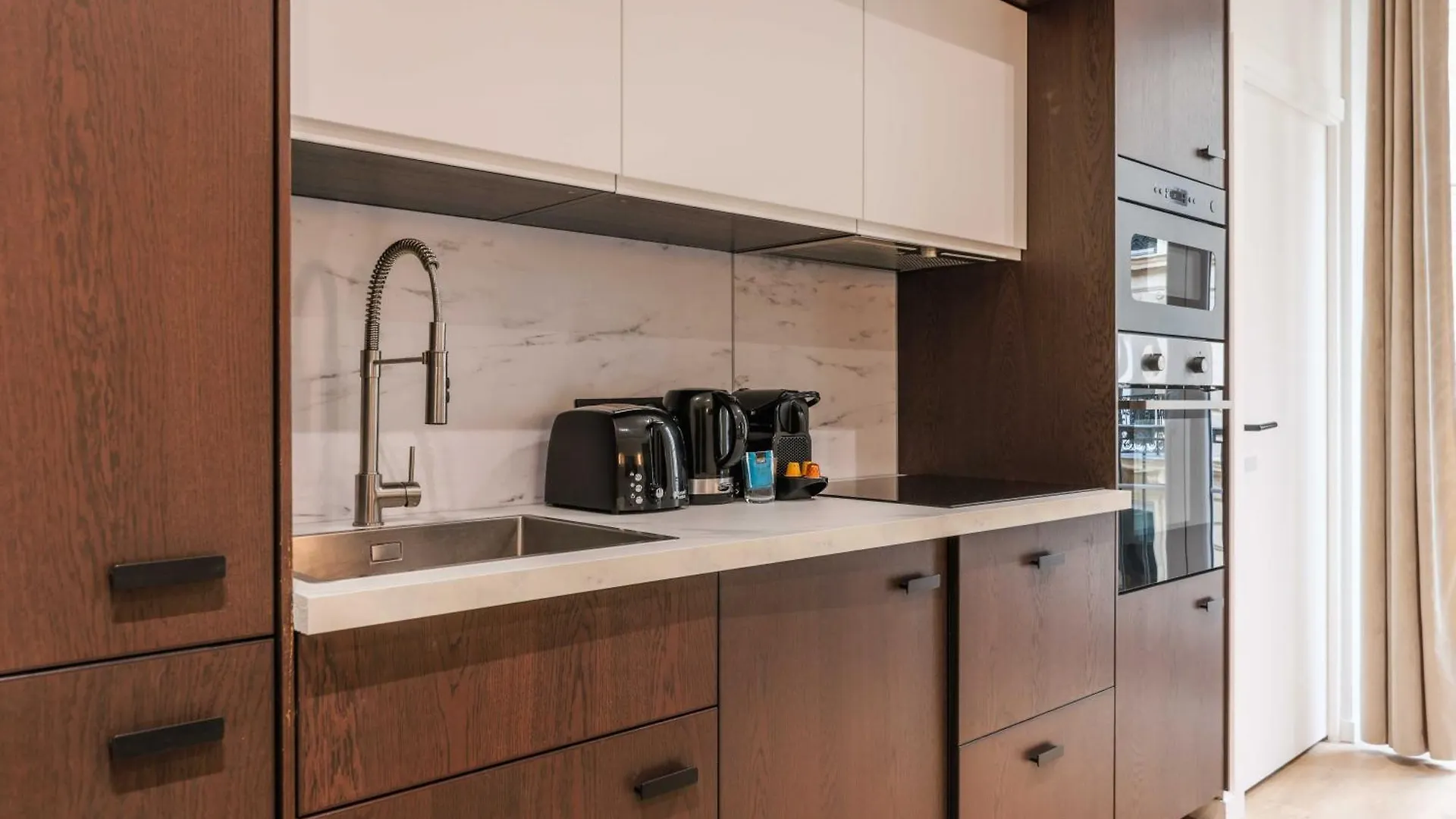 Perfect For Exploring - 2br-6p - Center Of Apartment *